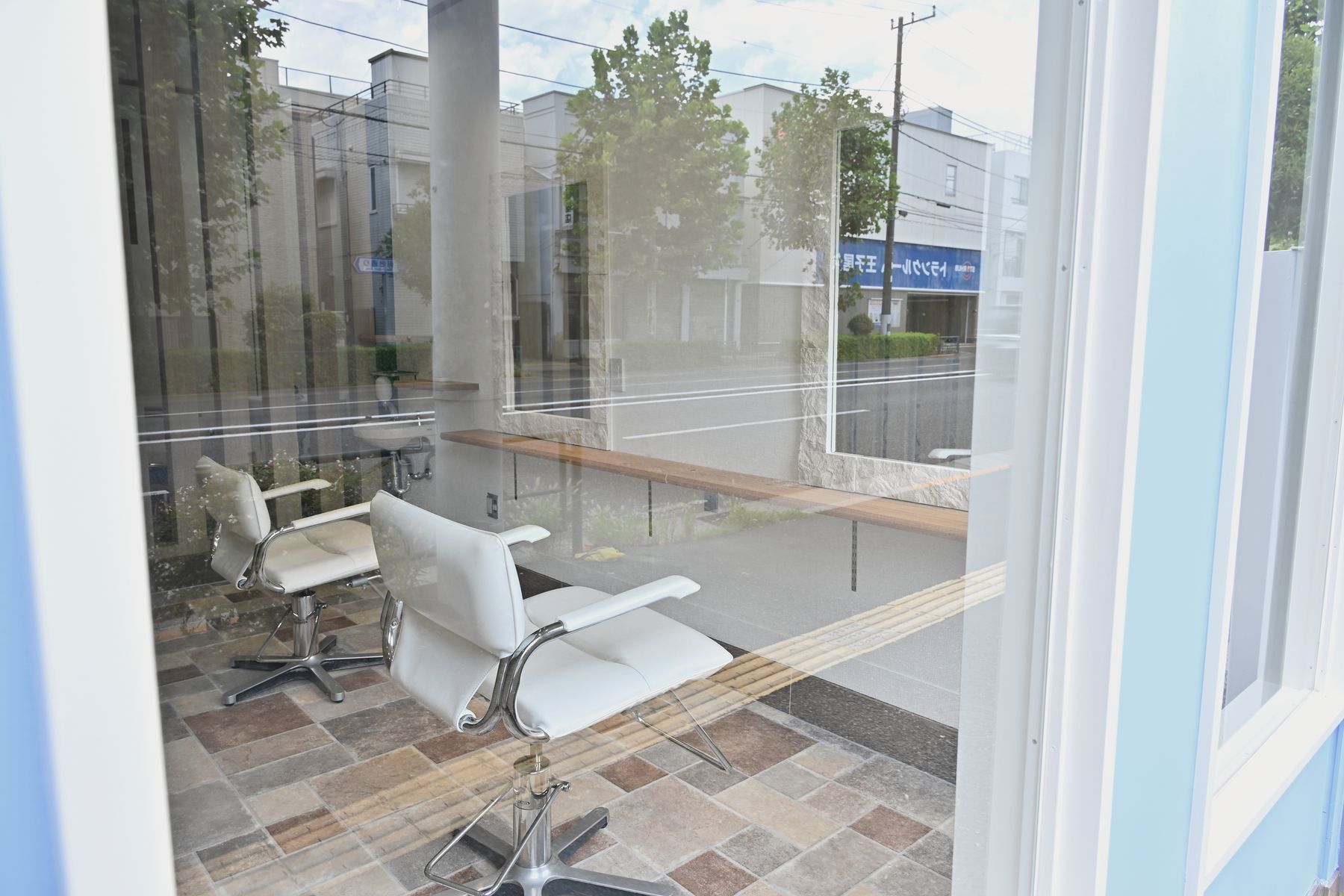 セット面から窓のほうを見た景色